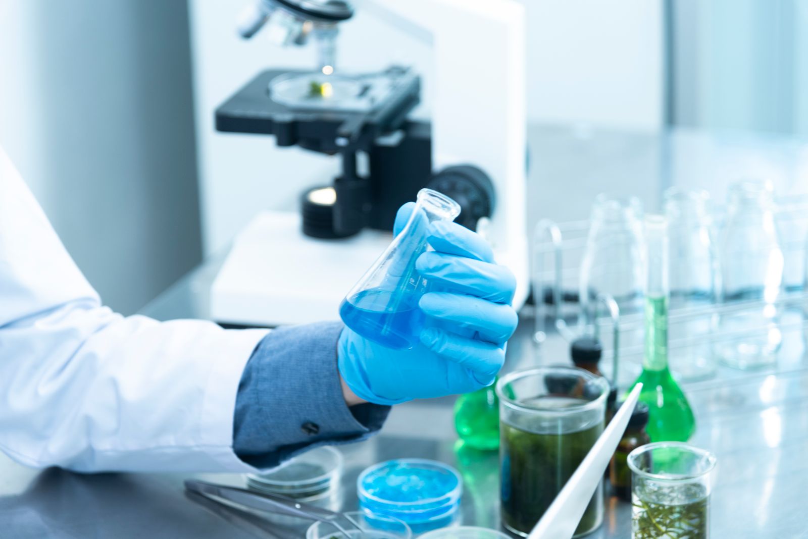 Laboratorio de análisis químico con instrumental científico